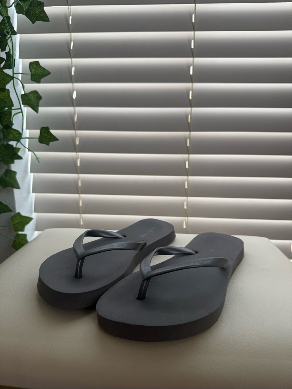American Eagle Outfitters dark grey to black Flip Flip-Flop Sandals